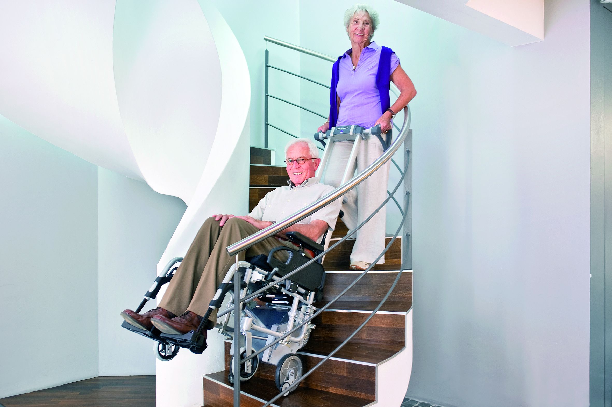 スカラモービル　介助者ひとりで高齢者や障害者の方々を簡単に階段昇降ができるようデザインされた秀逸な介助移動機器です